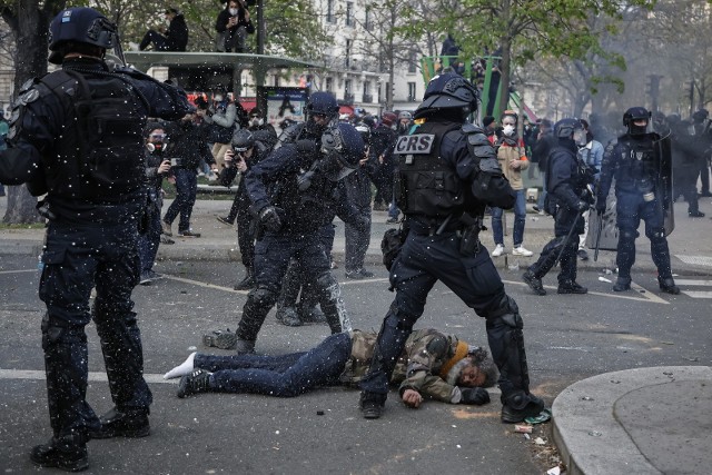 Protesty przeciwko reformie emerytalnej we Francji przybierają coraz bardziej brutalny charakter