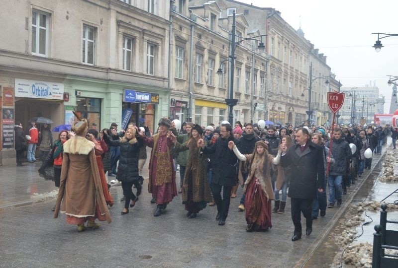 Maturzyści polonez Piotrkowska. Pocierali też nos Tuwima [zdjęcia]