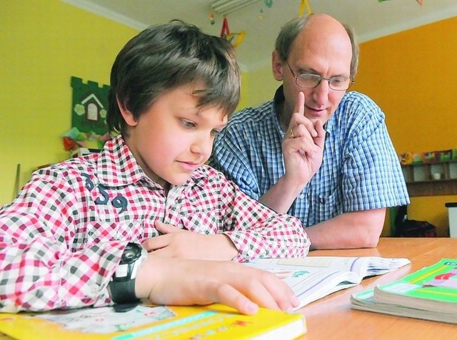 - Dzieci powinny mierzyć się z sytuacjami stresującymi - uważa Grzegorz Trześniowski, nauczyciel i ojciec 10-letniego Piotra, który dziś będzie pisał test trzecioklasisty.