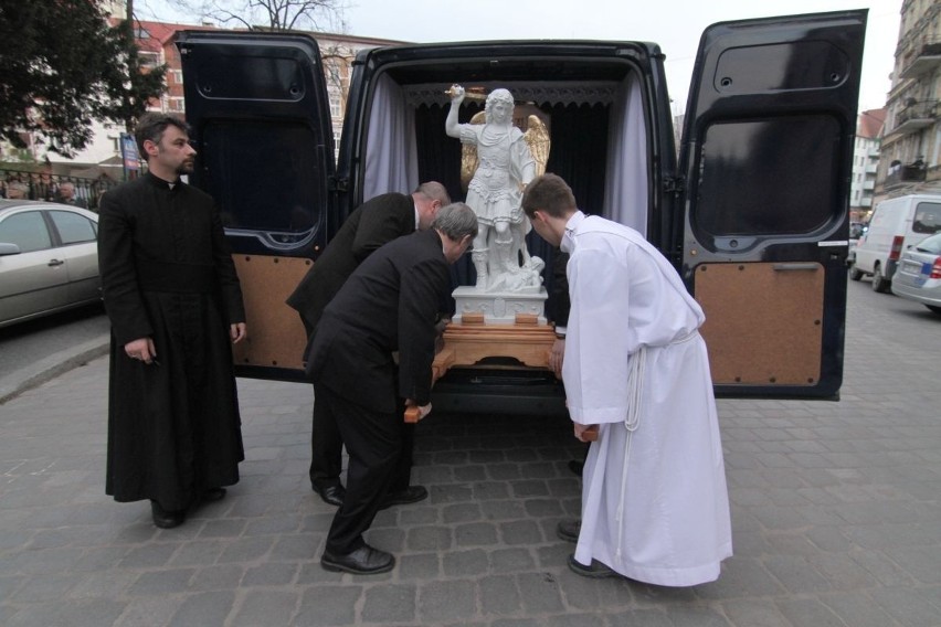Do Wrocławia przyjechała figurka św. Michała Archanioła. Witały ją tłumy (ZDJĘCIA)