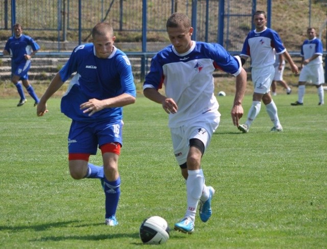 Radosław Mikołajek (na pierwszym planie, z prawej) jest ostatnim zawodnikiem Granatu Skarżysko, który strzelił gola Lubaniowi Maniowy. Kolejna szansa nadarzy się w niedzielę.