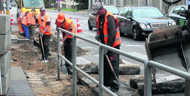Prawie 30-metrowy odcinek chodnika przy ulicy 25 Czerwca, na wysokości Sienkiewicza, został naprawiony. Pracownicy umocowali też barierki, które utrudniają wjazd kierowcom na trotuar.