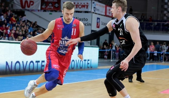 Paweł Kikowski (z piłką) został wybrany MVP turnieju w Starogardzie Gdańskim.