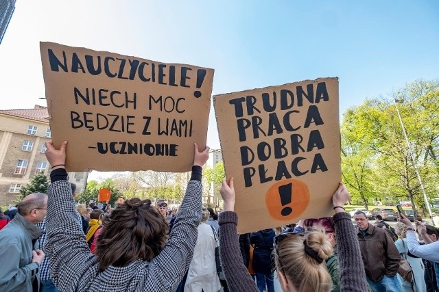 Nowe zmiany w płacach dla nauczycieli zaproponowało Ministerstwo Edukacji Narodowej. Odtąd nauczyciel ma zarabiać minimalnie 4010 zł brutto. Ile naprawdę zarabiają nauczyciele na poszczególnych poziomach awansu? Mamy konkretne kwoty, które zmieniały się w ciągu ostatnich 10 lat.Przesuwaj zdjęcia w prawo - naciśnij strzałkę lub przycisk NASTĘPNE