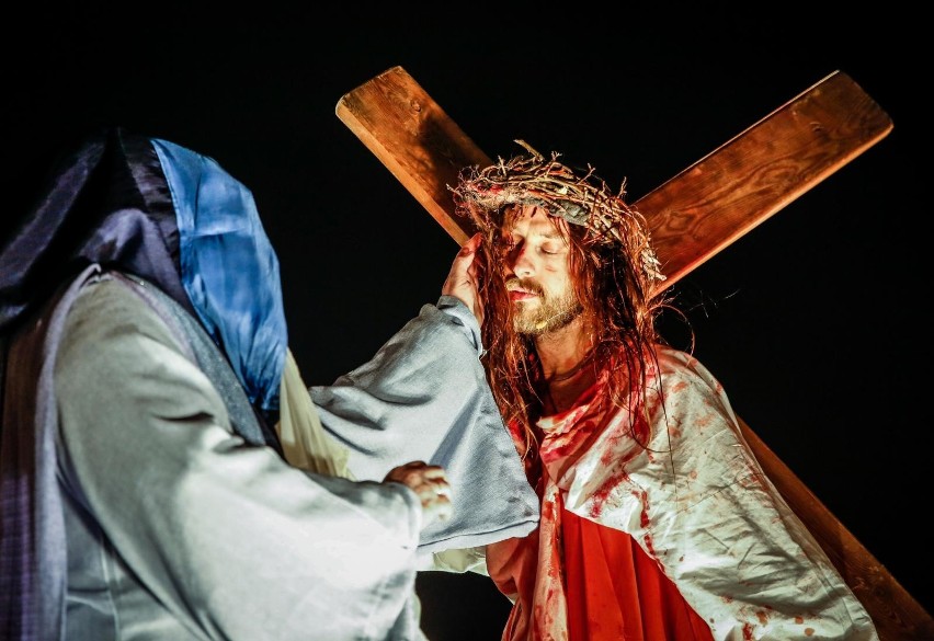 W Wielki Piątek przypominana jest męka i śmierć Jezusa...