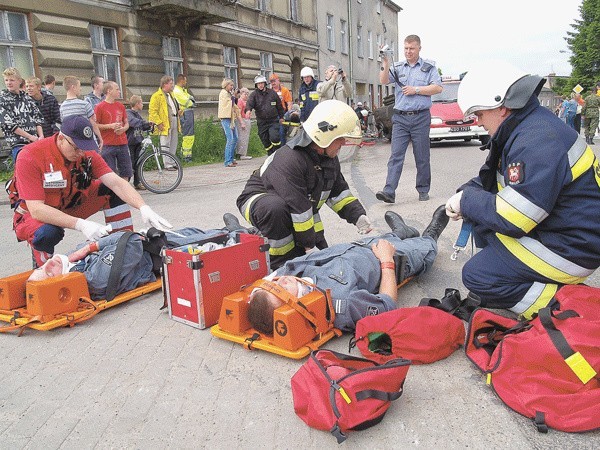 Praca strażaka to nie tylko gaszenie pożarów. Często to właśnie oni ratują życie ofiarom wypadków, udzielając im pierwszej pomocy. Na zdjęciu: ćwiczenia na jednej z koszalińskich ulic. 