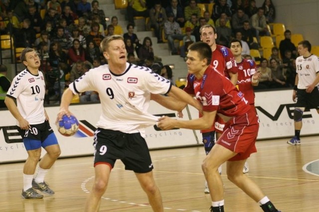 Kamil Krieger z Vive (z prawej) zagrał przeciwko swojej byłej drużynie.