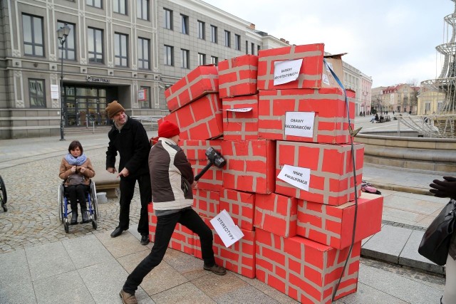 Będziemy zachęcać pracodawców, by zatrudniali osoby niepełnosprawne - mówią organizatorzy akcji. - Praca sprawia, że ludzie czują się wartościowi i potrzebni