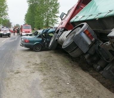 Audi wjechało wprost pod tira! Pasażer "osobówki" zginął na miejscu (zdjęcia)