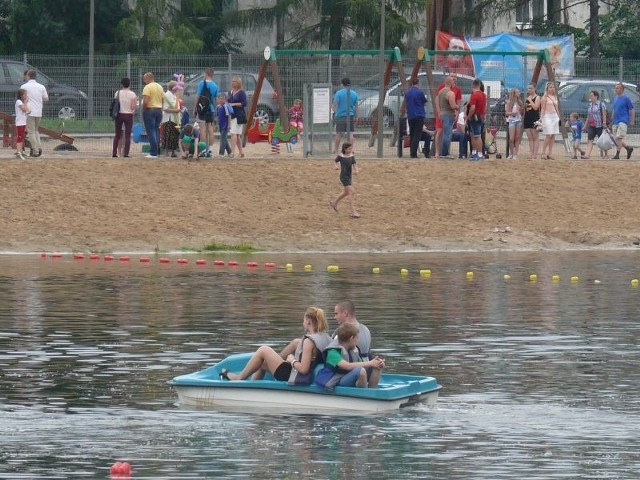 Festyn otwierający sezon letni nad zalewem w Jędrzejowie. Jedni spacerowali, inni pływali na sprzęcie wodnym.