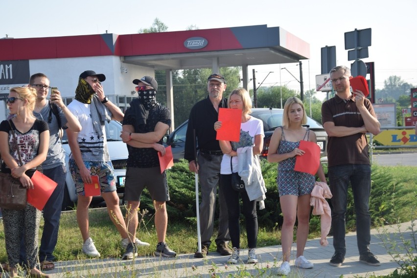 Około stu skawinian protestowało przeciw zatruwaniu...