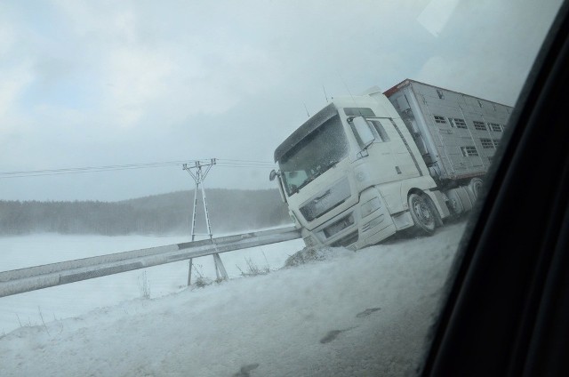 Ciężarówka z naczepą blokuje częściowo drogę krajową nr 11 koło Wierzchowa w pobliżu Szczecinka. 