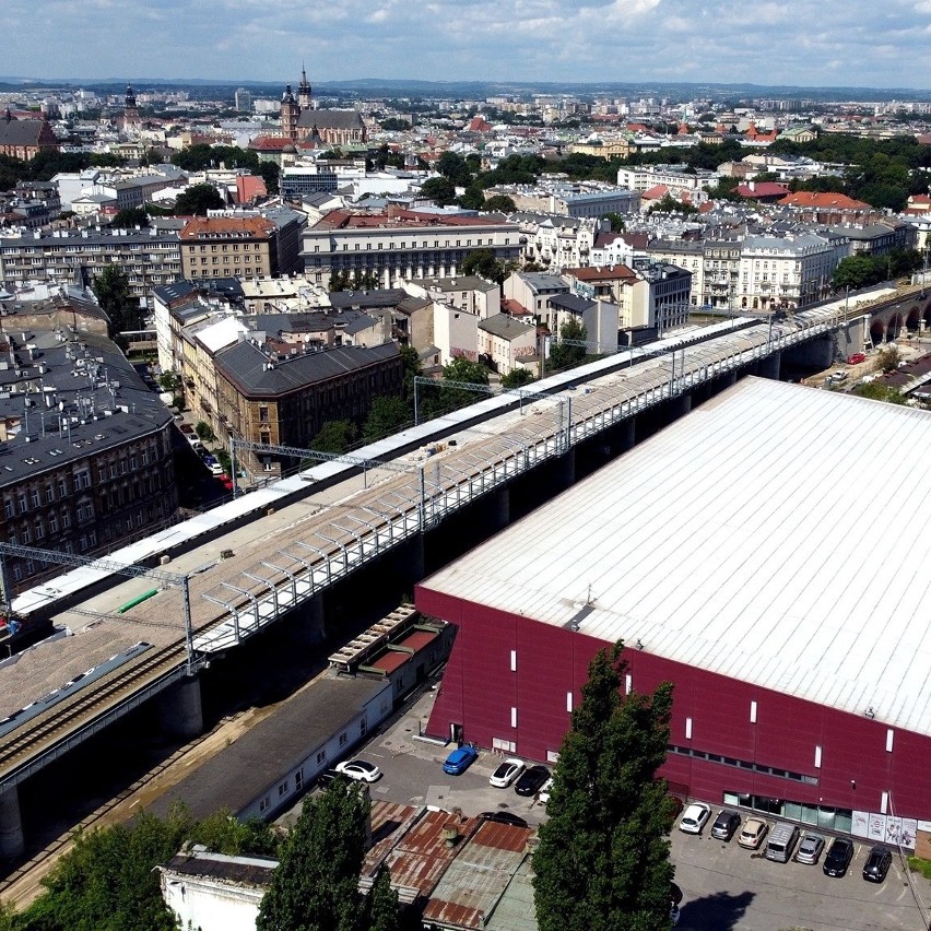 Kraków. Powstaje nowy przystanek kolejowy na Grzegórzkach. Montują już zadaszenie [ZDJĘCIA]