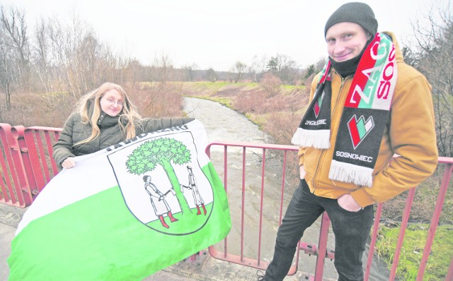 Anna Zielonka z flagą Jaworzna i Tomasz Szymczyk z szalikiem Zagłębia Sosnowiec spierają się o Jęzor na moście nad Białą Przemszą
