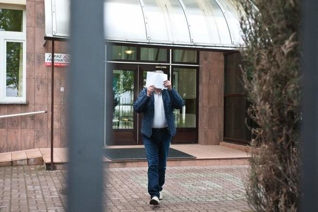 Przedsiębiorca Andrzej O. w piątek po południu wyszedł wolny ze słupskiej prokuratury, jednak z postawionym zarzutem podżegania do podpalenia.