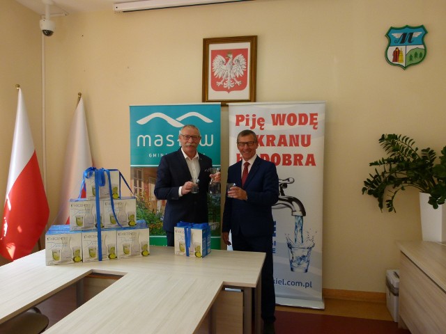 Na zdjęciu od lewej wójt gminy Masłów Tomasz Lato; prezes Wodociągów Kieleckich Henryk Milcarz.