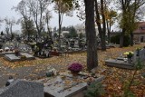 Starsze małżeństwo zaatakowane na cmentarzu w Gnieźnie? Poszkodowani mówią: „Nikt nie zareagował”