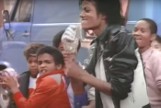 Kultowa kurtka Michaela Jacksona została sprzedana. Pod młotek poszły także inne fanty gwiazd muzyki