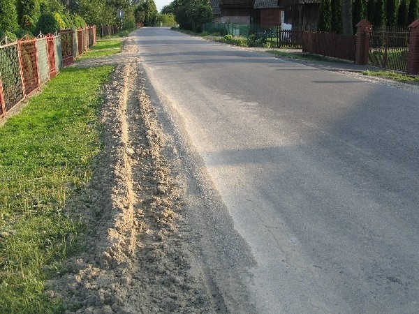 Pobocza powiatowej drogi w Bolestraszycach i Wyszatycach wykonane są z kiepskiego materiału. Samochody się tutaj zapadają.