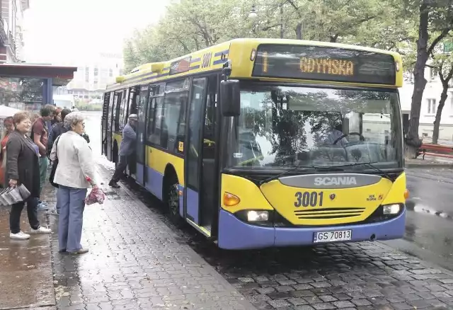 Pierwsze kursy porannej jedynki rozpoczynają się później, żeby pasażerowie nie musieli zbyt długo czekać na przesiadkę na pociąg SKM.