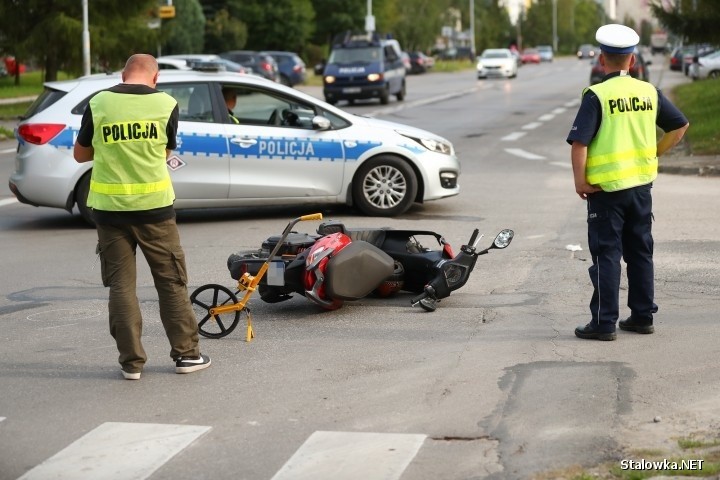 Wypadek w Stalowej Woli. Ranny 68-letni motorowerzysta po zderzeniu z audi A6 [ZDJĘCIA]