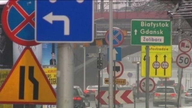 Polska to kraj absurdów drogowych? Wiele na to wskazuje... W internecie krąży wiele przykładów niezrozumiałego oznakowania dróg i chodników. Często postawione przy drogach znaki wzajemnie się wykluczają. Zresztą... zobaczcie sami! Oto kolejna galeria absurdów drogowych w Polsce!