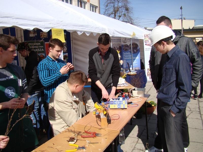 Powiatowe szkoły kusiły gimnazjalistów podczas targów edukacyjnych w "Koperniku" w Kętach