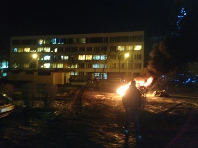 Przed budynkiem dyrekcji w Makoszowach zapłonęły opony
