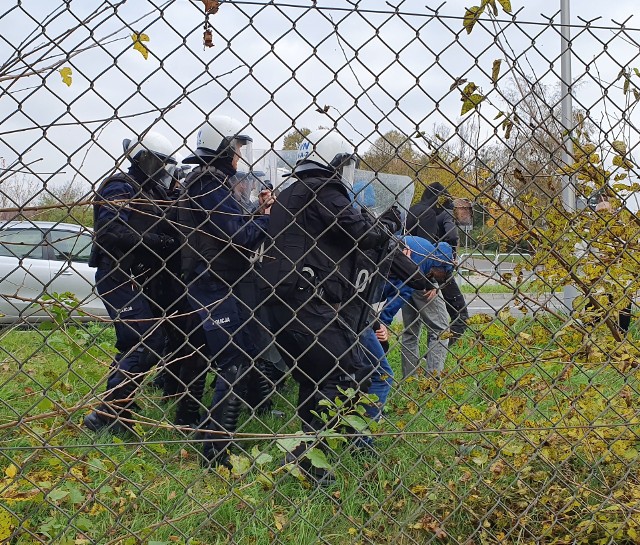 W ramach ćwiczeń sztabowych, na terenie jednostki wojskowej przy ul. Wojska Polskiego w Koszalinie zostały przeprowadzone wspólne ćwiczenia służb mundurowych. Głównym ich celem było doskonalenie umiejętności oraz sprawdzenie gotowości i koordynacji działań różnych służb mundurowych na wypadek zagrożenia.Scenariusz wspólnych działań zakładał, że w okolicy bramy wjazdowej do jednostki wojskowej przy ulicy Wojska Polskiego w Koszalinie zawiązała się spontaniczna grupa agresywnie zachowujących się osób, które zakłócały porządek publiczny. Ponadto podczas otwierania bramy wjazdowej przez pracownika ochrony, czterech uczestników zgromadzenia przedostało się na teren jednostki wojskowej w nieznanym celu. Od tego momentu rozpoczęła się wspólna koordynacja działań służb mundurowych.Ostatecznie grupa mężczyzn rozeszła się, natomiast osoby które wtargnęły na teren jednostki zostały zatrzymane.Celem ćwiczeń, jest doskonalenie umiejętności metodycznych i organizacyjnych oraz praktyczne przećwiczenie różnych wariantów działań w razie konieczności wprowadzenia sił Policji w przypadku zbiorowego zakłócenia porządku publicznego.Wspólne ćwiczenia wykazały sprawną współpracę i właściwą koordynację działań uczestniczących służb.Zobacz także Policjanci rozdawali odblaski mieszkańcom Koszalina