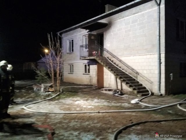 Pożar domu w Obrębcu w gm. Czernice Borowe. Ogień strawił część budynku, zginęły zwierzęta domowe. 26.01.2021