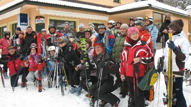 Na narciarską imprezę w Pecu było jak zwykle wielu chętnych. Na miejscu uczestnicy wyprawy stanęli do wspólnego pamiątkowego zdjęcia