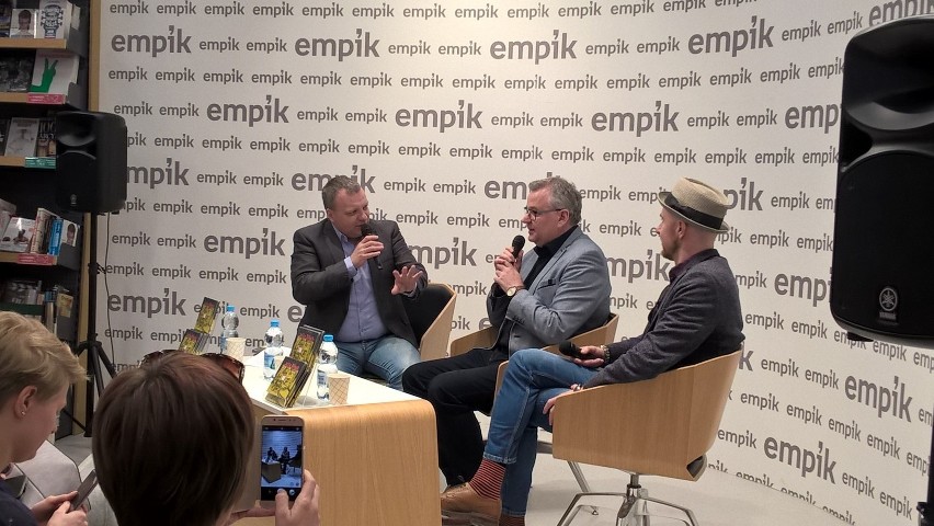 Artur Andrus w Empiku w Manufakturze. Dziennikarz, satyryk, piosenkarz promował swoją najnowszą płytę [zdjęcia]