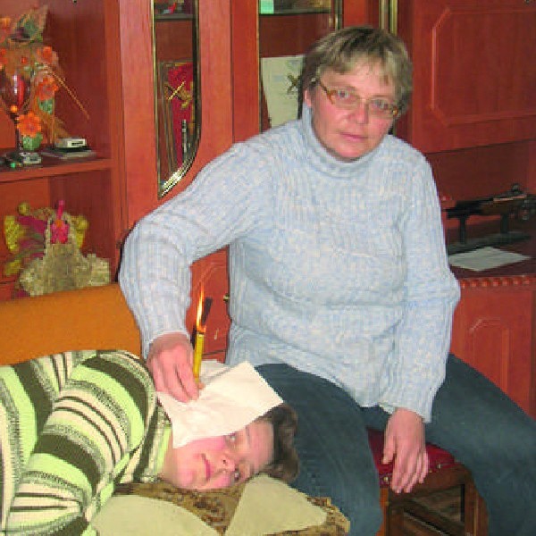 Dzięki woskowym świeczkom można dokonać tzw. woskowania uszu. Lidia Bukowska demonstruje (w rolę pacjentki wcieliła się jej córka Patrycja) na czym polega ten bezbolesny zabieg.