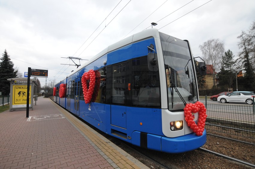 Kraków. Walentynkowy tramwaj jeździł po mieście. Z Elvisem i Marylin na pokładzie