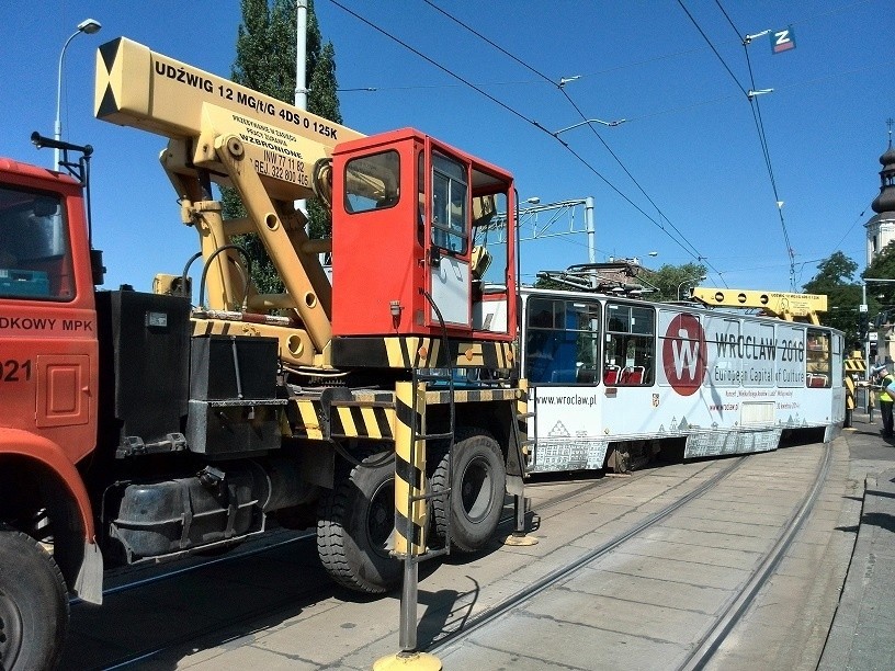 Wykolejenie tramwaju na pl. Wróblewskiego. Tramwaje jeździły objazdami (FILM, ZDJĘCIA)