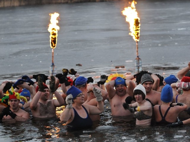 Fani lodowatych kąpieli wcale nie trzęśli się z zimna. Ba, tańczyli w wodzie, śpiewali. - Chodźcie do nas! &#8211; skandowali do publiczności zgromadzonej na plaży