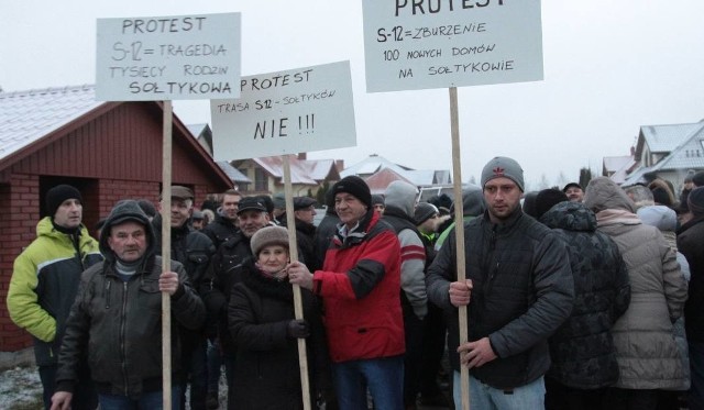 Przeciwko planowanemu przebiegowi trasy S12 w gminach Kowala, Skaryszew i Gózd protestowała już część mieszkańców.
