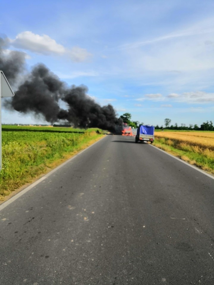 Pożar mercedesa na drodze Brześć Kujawski - Choceń. W akcji dwa zastępy straży pożarnej [zdjęcia]