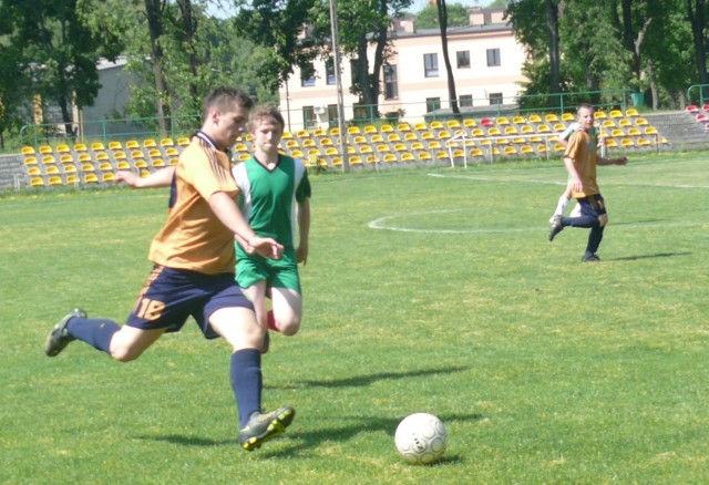 Reprezentacja Gimnazjum Kunów Holandia w pierwszym meczu fazy grupowej pokonała Danię (Gimnazjum 1 Opatów). Z piłka gracz Holandii Dominik Surowiec.