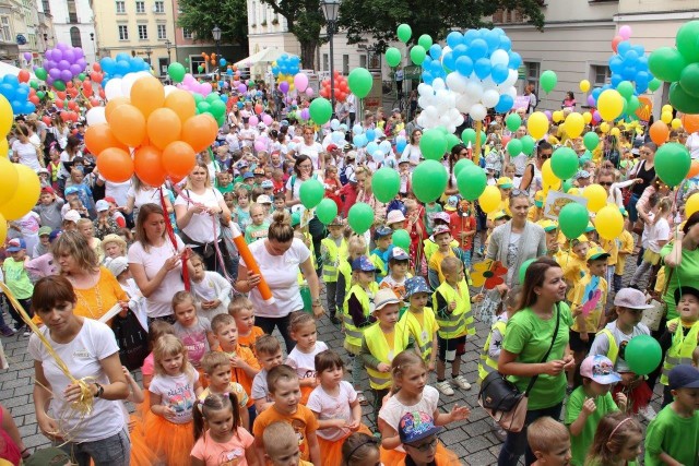 W piątek, 7 czerwca, na zielonogórskim deptaku odbyła się wielka parada przedszkolaków z publicznych i niepublicznych placówek w mieście. Jest to impreza cykliczna, która odbywa się w Zielonej Górze już od paru lat. W tym roku w akcji wzięło około 1300 dzieci z 25 zielonogórskich przedszkoli. Przy ratuszu czekały na nich słodycze, nie zabrakło też zabaw, występów bębniarzy. Zdjęcia publikujemy dzięki uprzejmości Zielonogórskiego Ośrodka Kultury. Zobacz nasz Magazyn Informacyjny: 