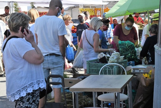 W piątek 14 sierpnia bazary w Kielcach przeżywały prawdziwe oblężenie. Wszystko przez to, że przed nami świąteczna sobota, kiedy handel praktycznie nie będzie działał. Jak kształtowały się w tym wyjątkowym dniu ceny? Czy zwiększony popyt spowodował ich wzrost? Zobaczcie. >>> ZOBACZ CENY WIĘCEJ NA KOLEJNYCH ZDJĘCIACH 