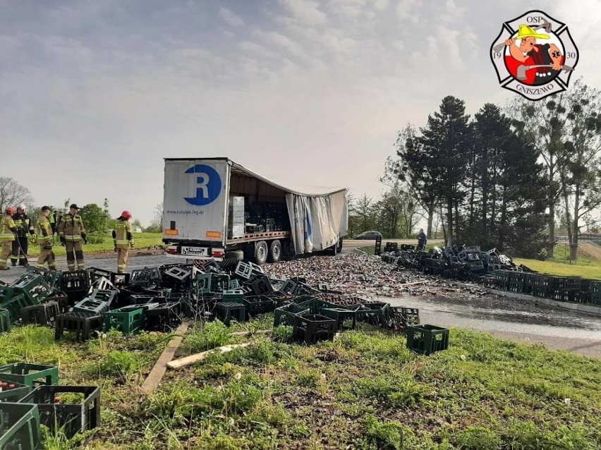 Wypadek w Czarlinie 19.05.2021 r. Z samochodu ciężarowego spadł niemal cały ładunek piwa!