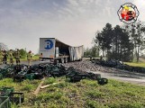 Wypadek w Czarlinie 19.05.2021 r. Z samochodu ciężarowego spadł niemal cały ładunek piwa!