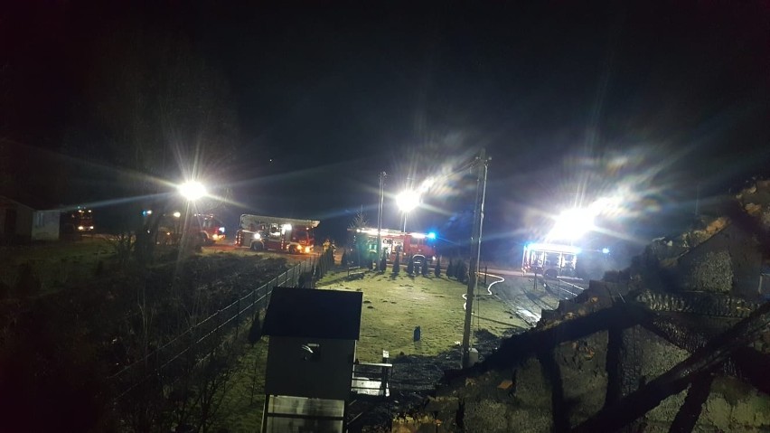 Pożar poddasza domu w miejscowości Gorzków w powiecie kazimierskim. Przyczyną prawdopodobnie zwarcie [ZDJĘCIA] 