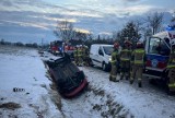 Dachowanie osobówki na śliskiej drodze w Mokrej Wsi. Do szpitala trafiły dwie osoby