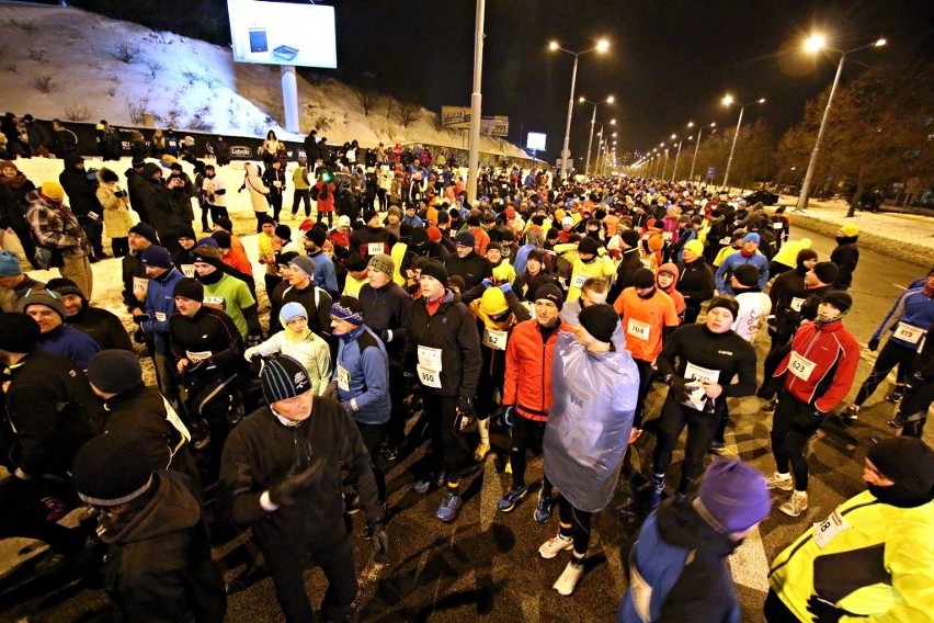Ponad 700 osób pobiegło w nocnej dysze do maratonu