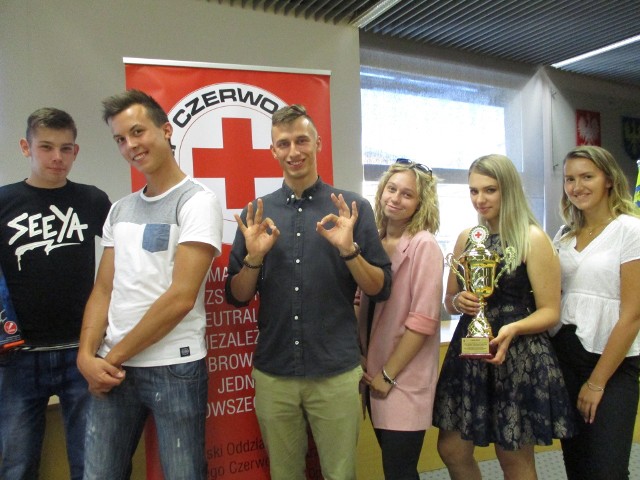Młodzi krwiodawcy z Zespołu Szkół Technicznych i Ogólnokształcących w Opolu od lat są w gronie laureatów turnieju. Dawid Zelek (w środku) sam oddał już 9 litrów krwi.