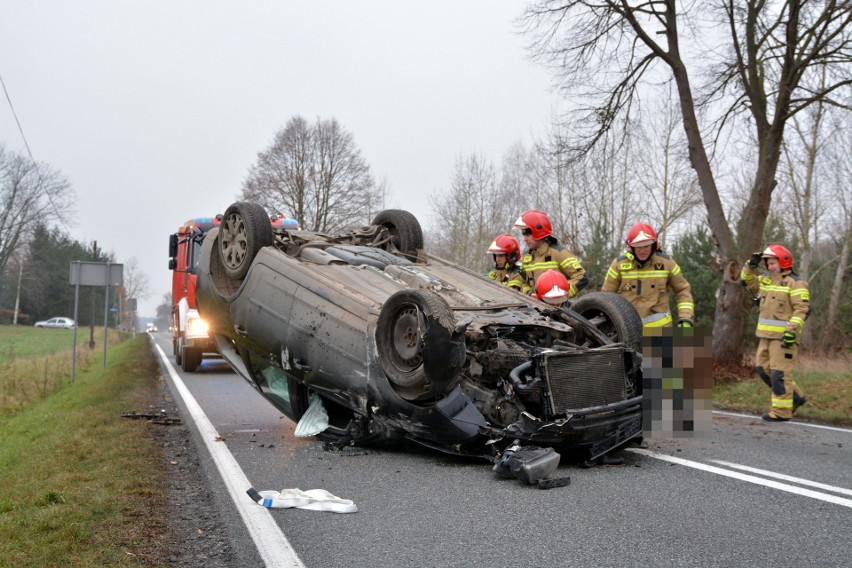 W Niechorzu ford najpierw uderzył w drzewo, a następnie...