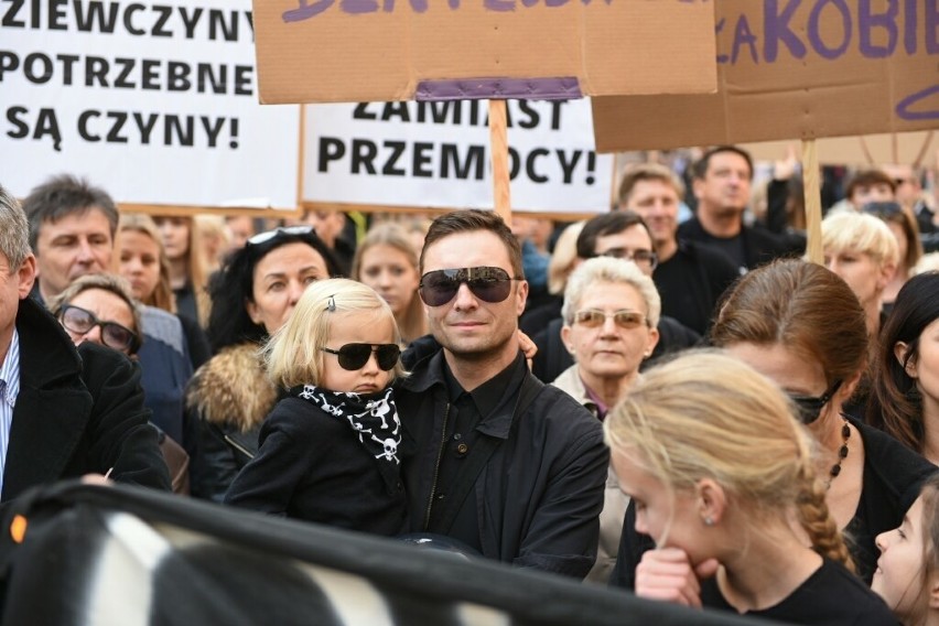 Czarny Protest na Rynku Staromiejskim w Toruniu