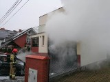 Pożar garażu w Bydgoszczy. Właściciel próbował gasić ogień i podtruł się dymem